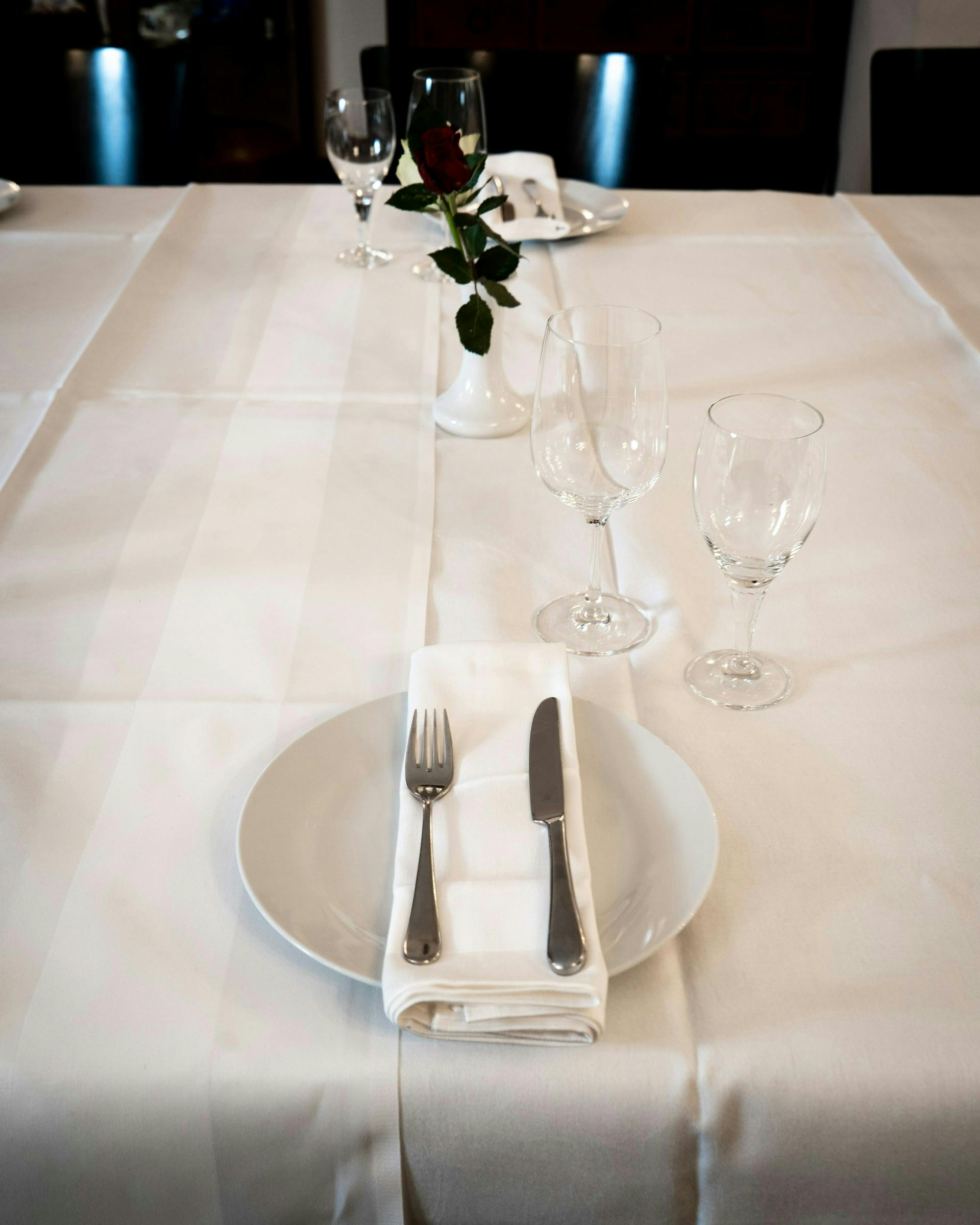 Gedeckter Tisch mit weißen Tischdecken 