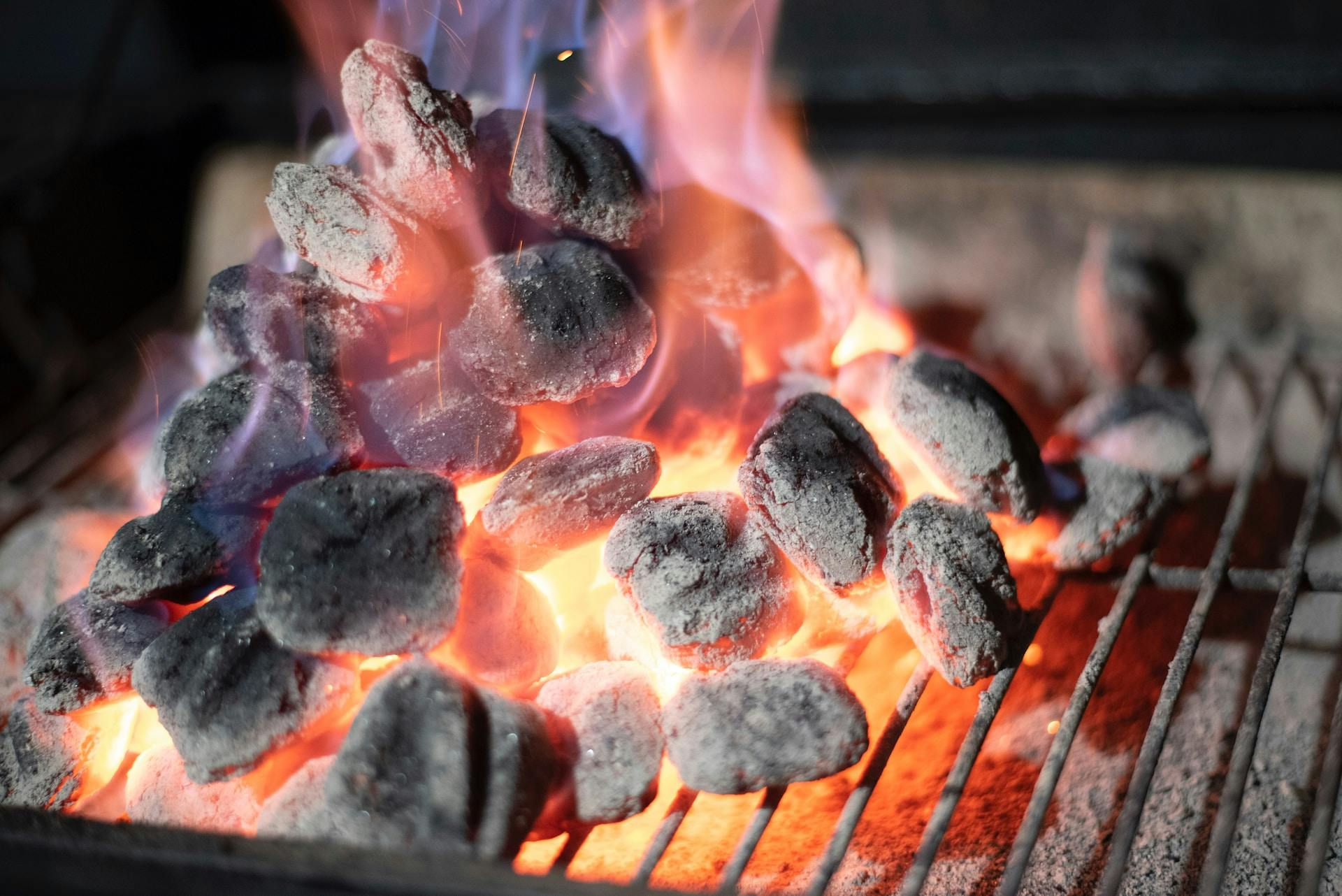 Heiße Kohle auf Grill die brennt
