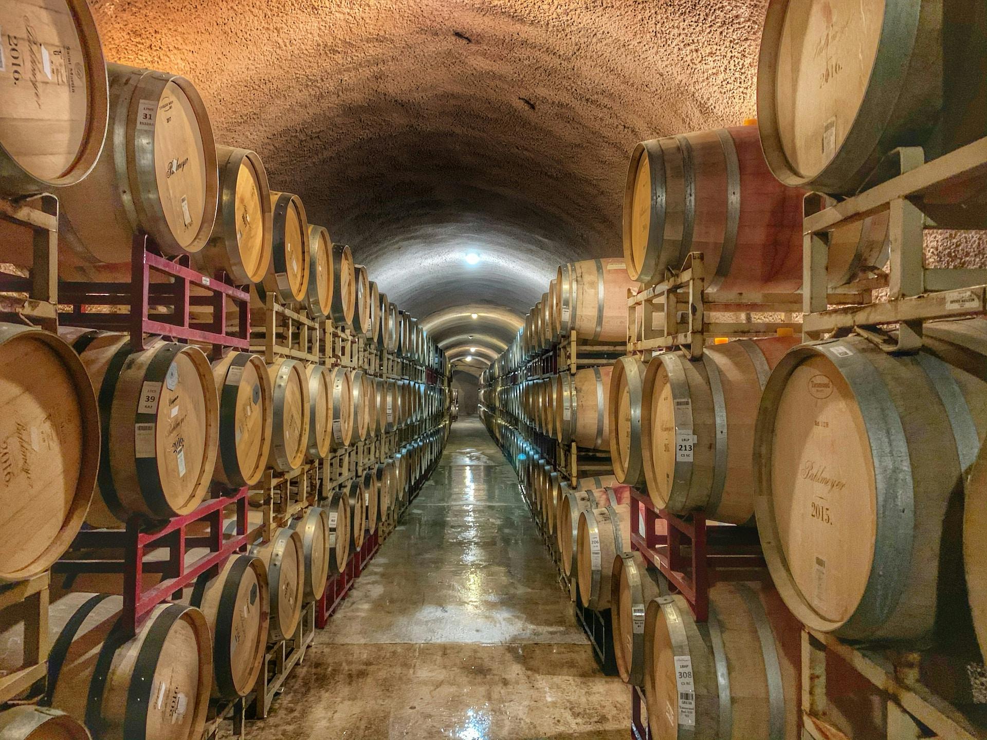 Viele Weinfässer einen langen Kellergang lang