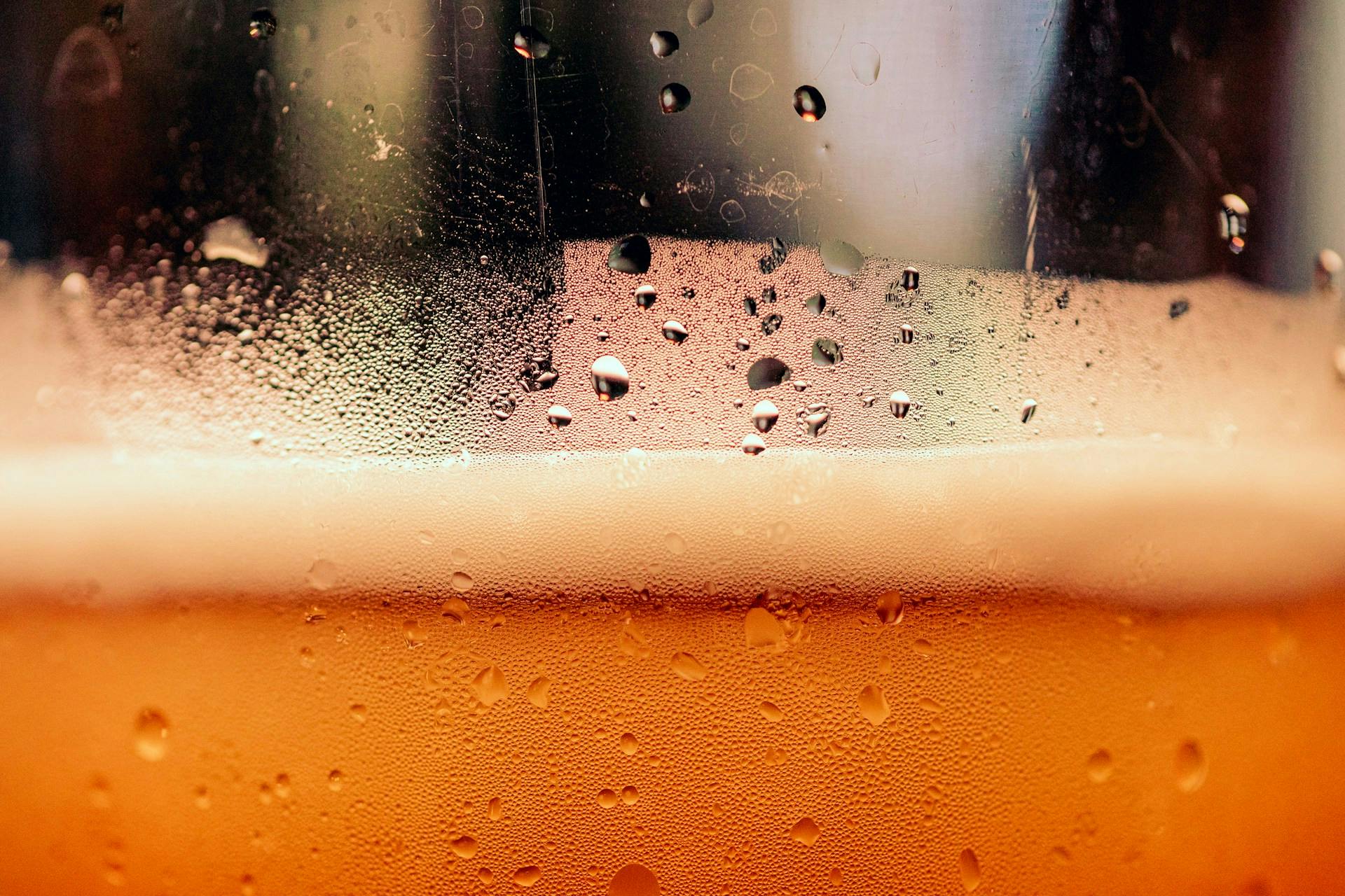 Bier im Glas mit leichter Schaumkrone