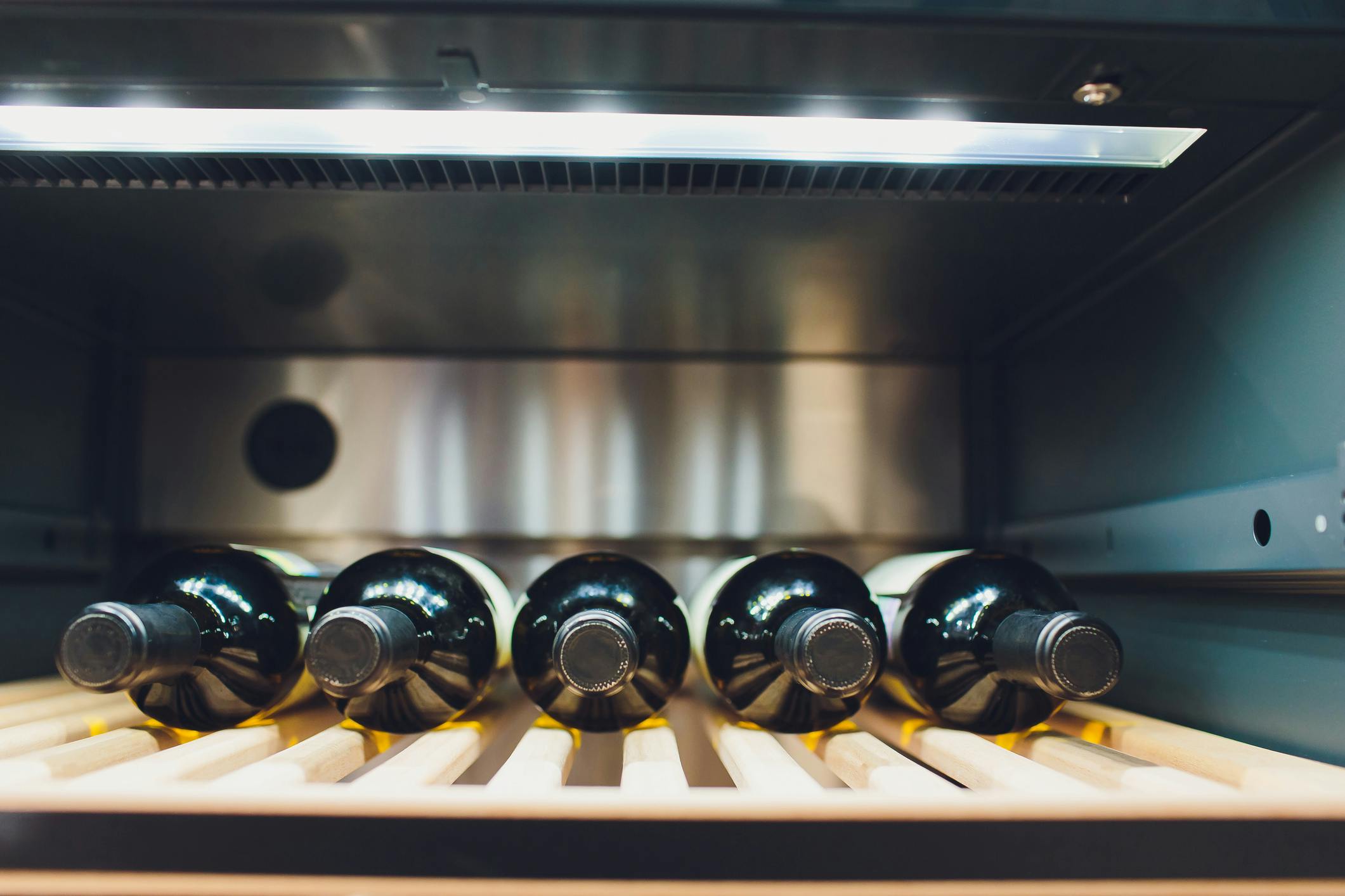 Fünf Weine im Weinkühlschrank