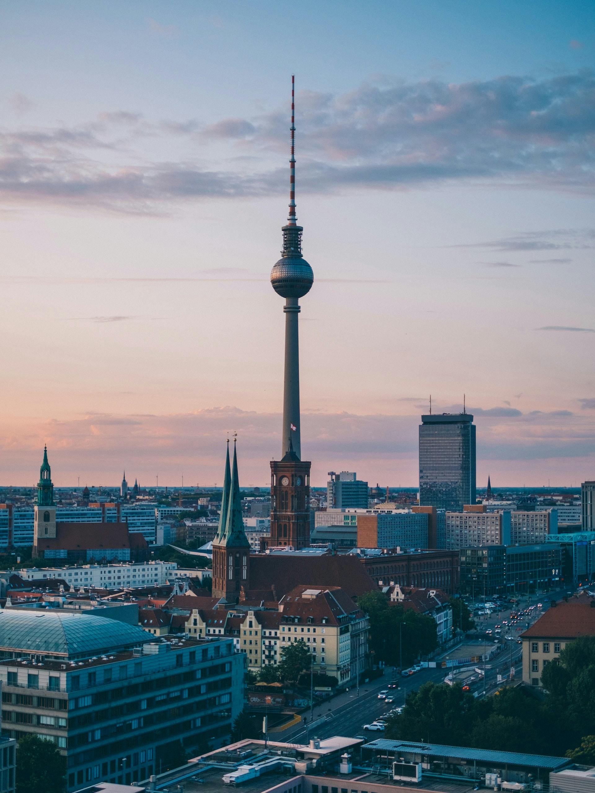 Die Skyline von Berlin mit dem Fernsehturm ist abgebildet 