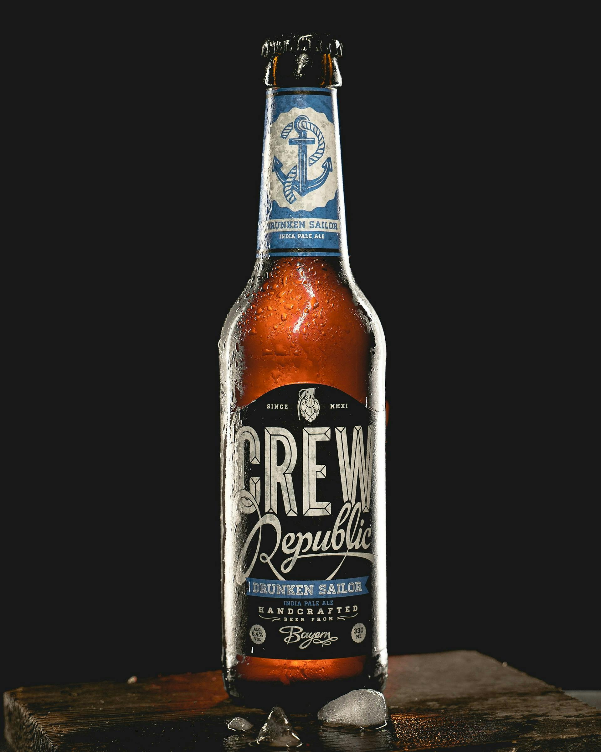 Bierflasche mit dunklem Hintergrund