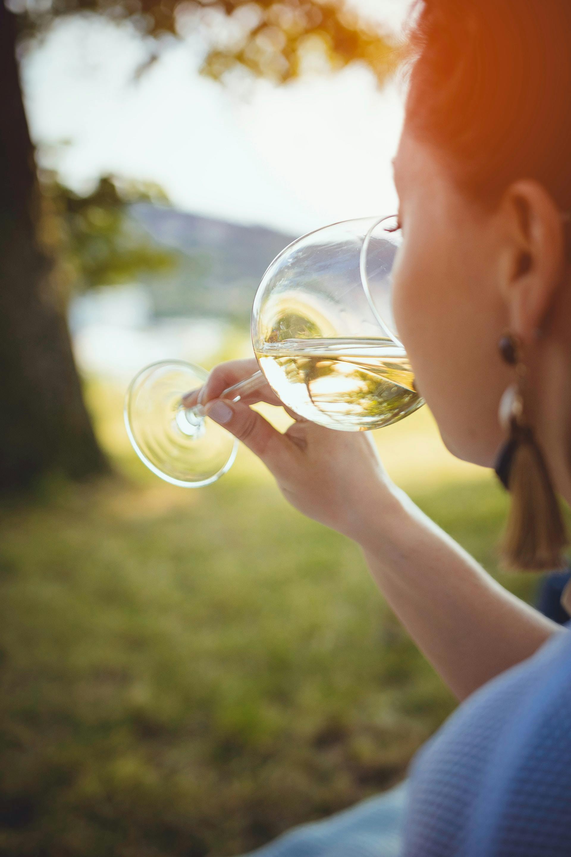 Weißwein Glas Trinkende Frau