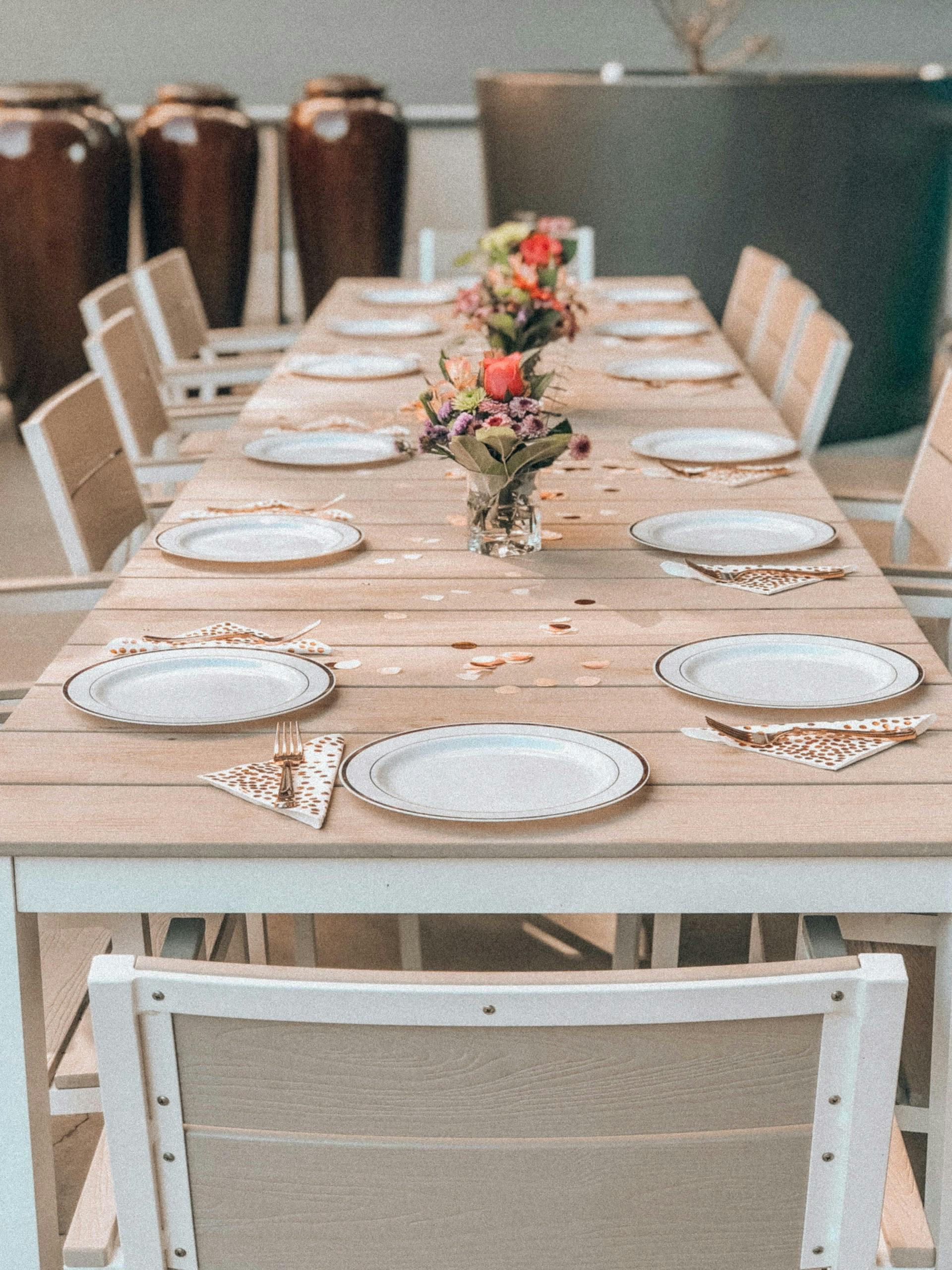 Gedeckter Tisch mit Tellern und Blumen