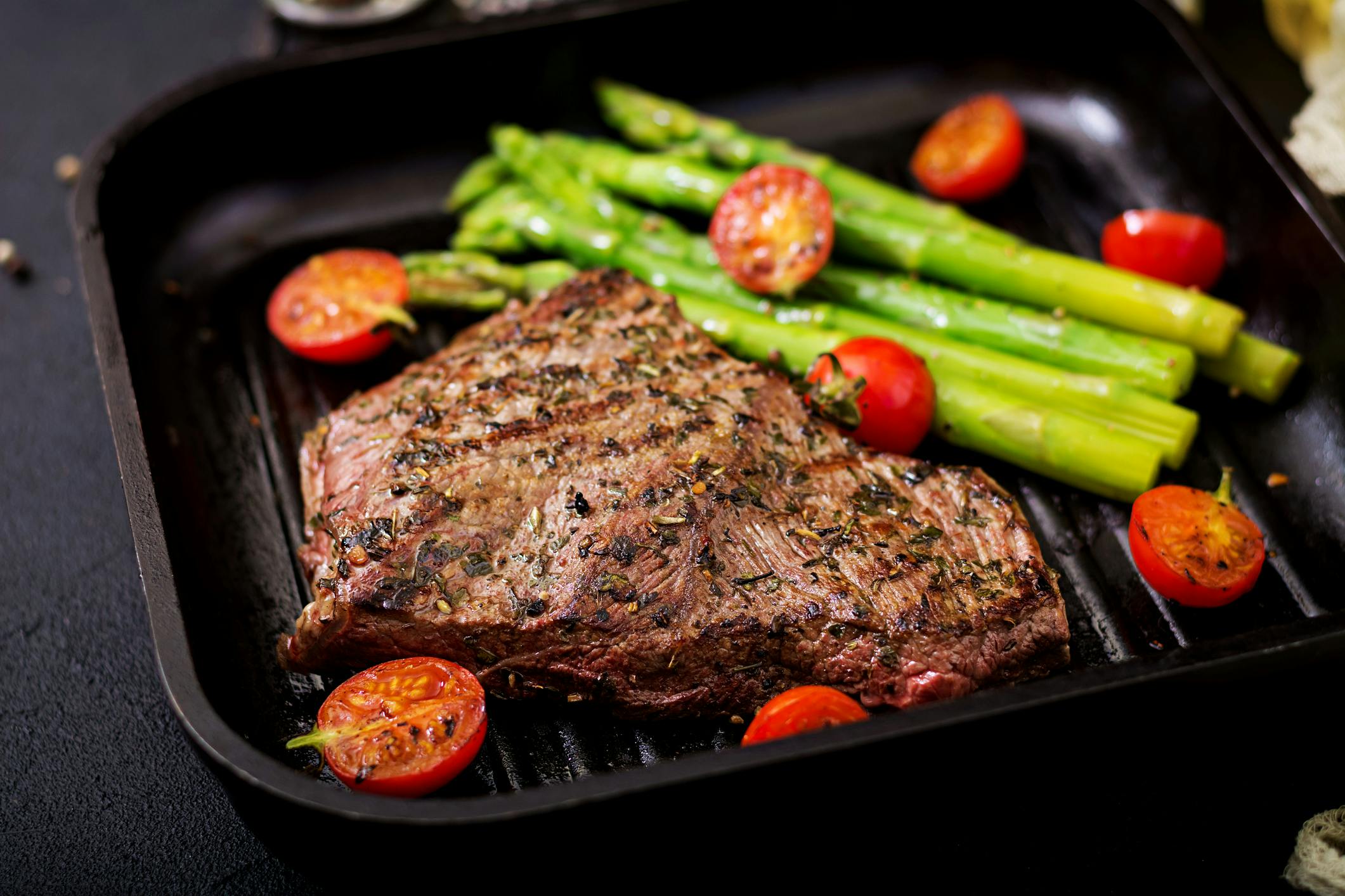 Gusseisenpfanne in der Steak und Gemüse liegen