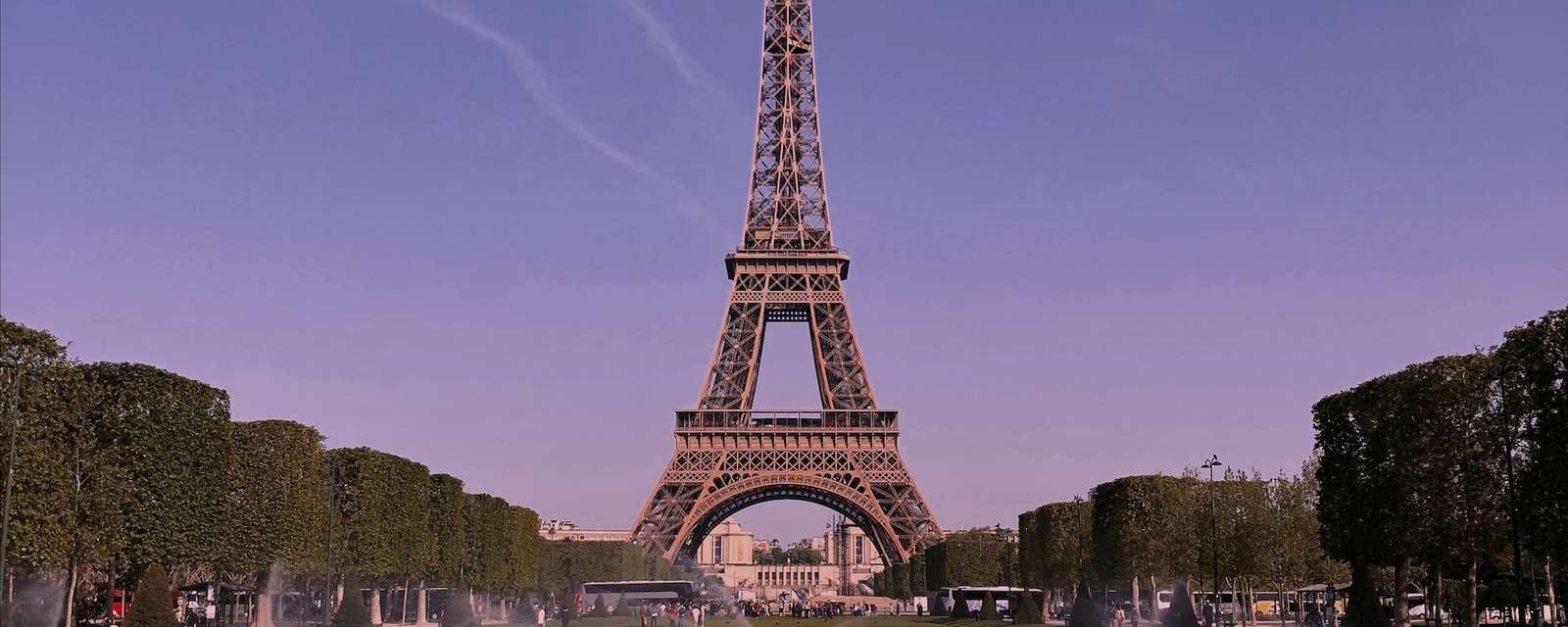 Eiffelturm mit Spiegelung im Wasser