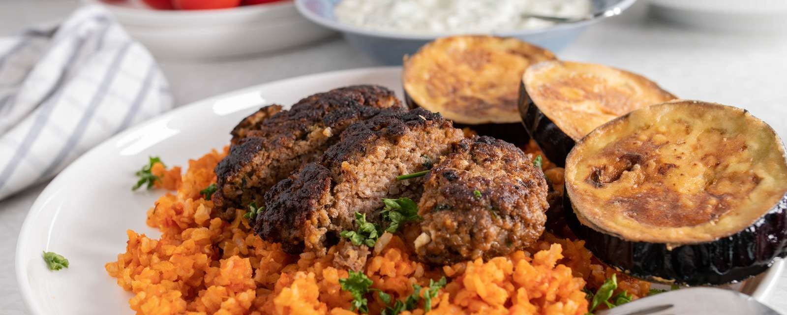 Bifteki mit Aubergine und Reis