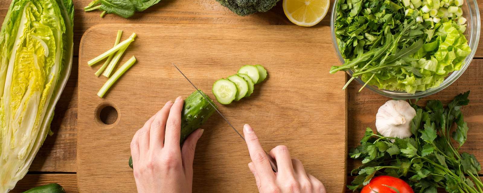 Gemüse mit Nakiri Messer schneiden