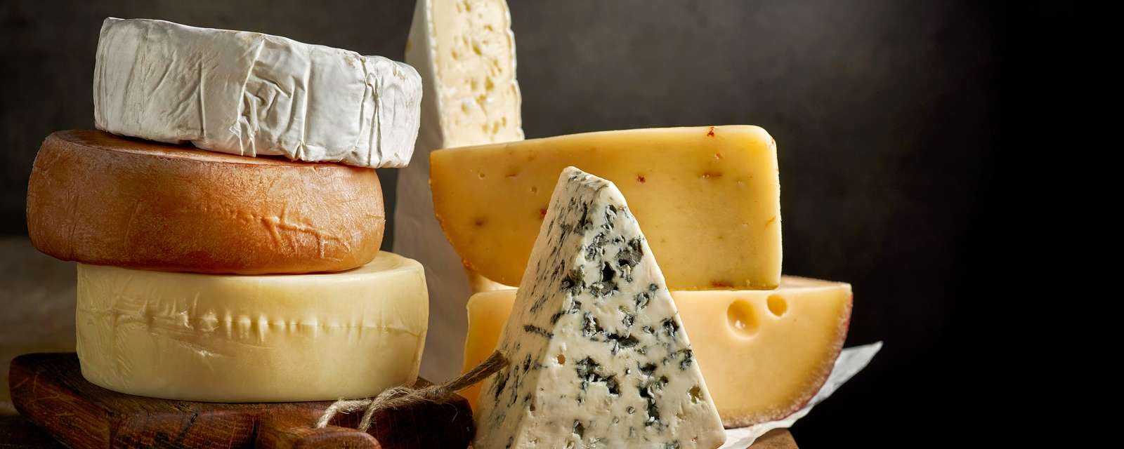 Käse auf Holztisch gestapelt