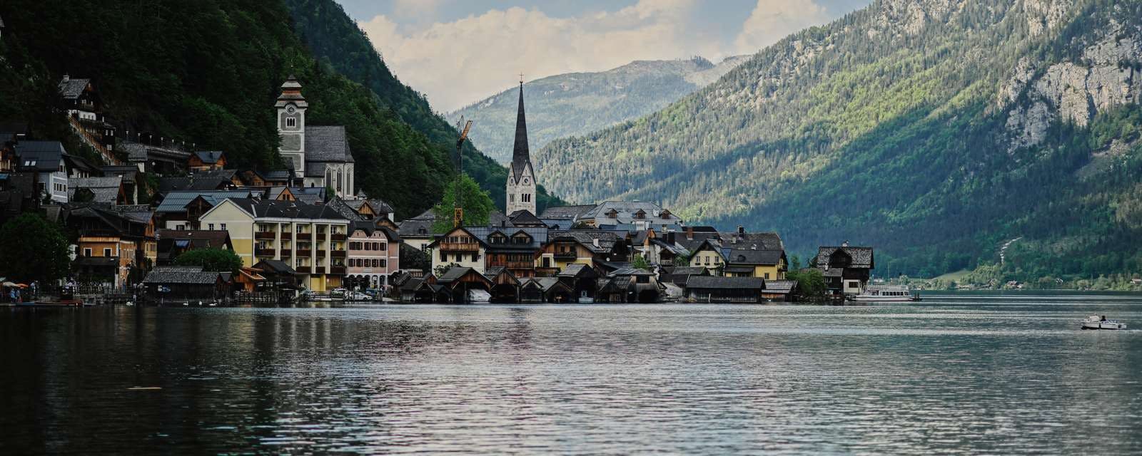 Dorf am See in den Österreichsichen Alpen
