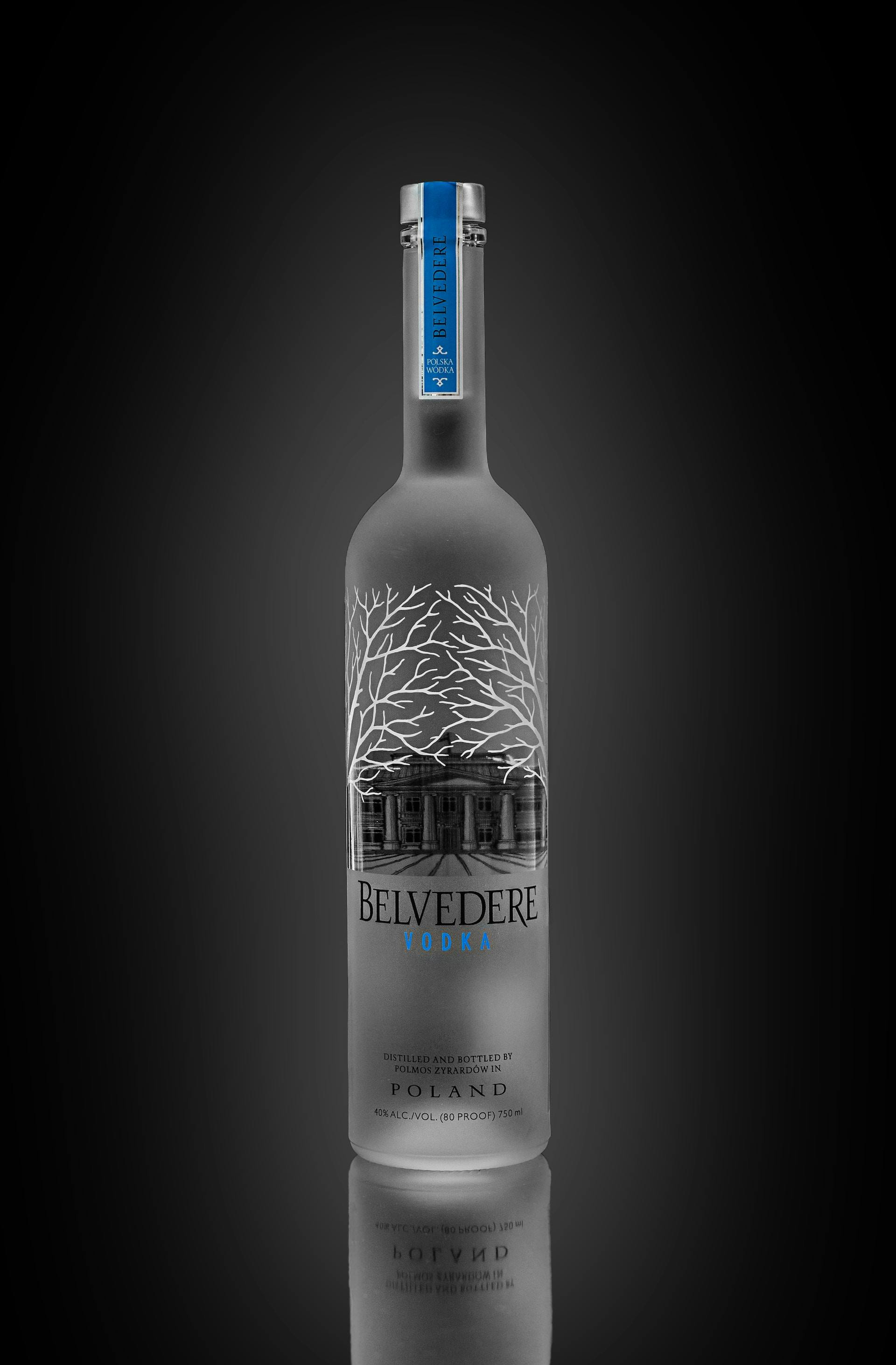 Belvedere Vodka Flasche mit schwarzem Hintergrund 