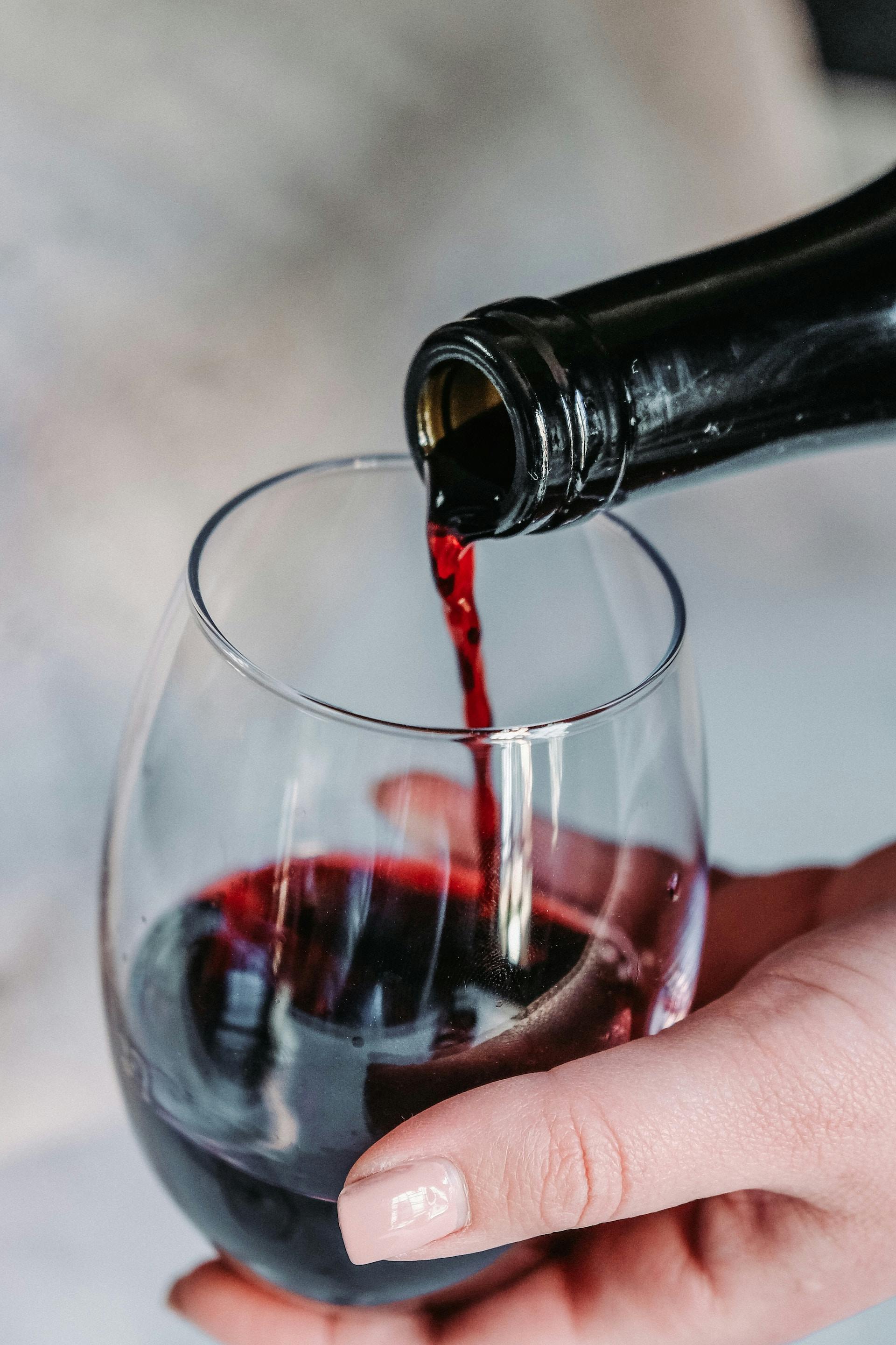 Roter Wein wird in Glas eingeschenkt