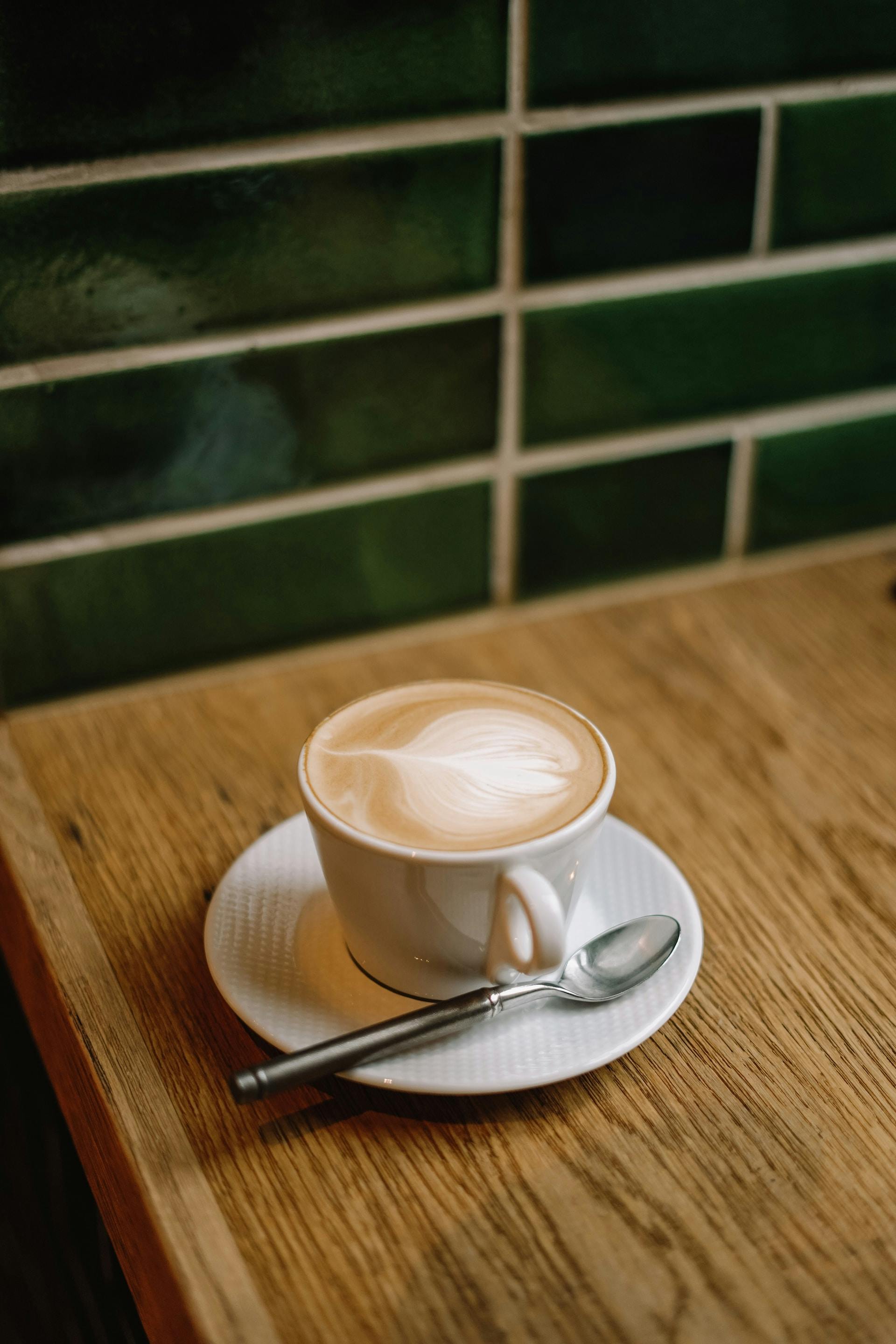 Eine Tasse Kaffee steht auf einem Holztisch