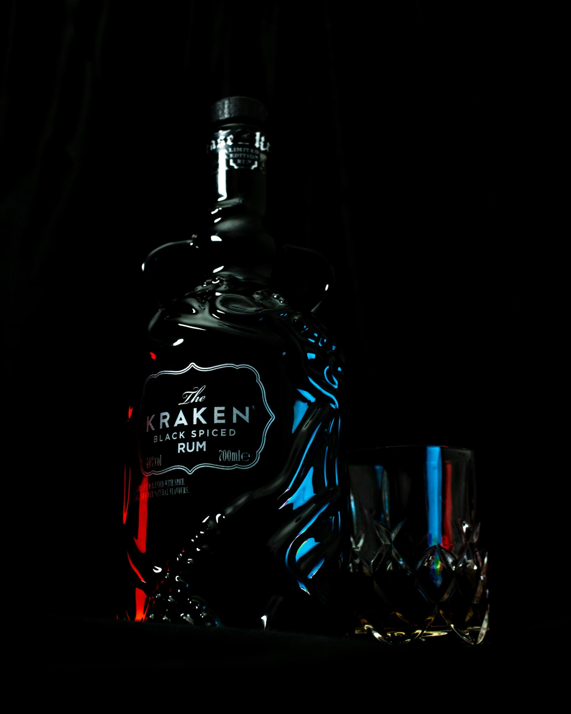 Eine Flasche Kraken Rum steht neben Glas