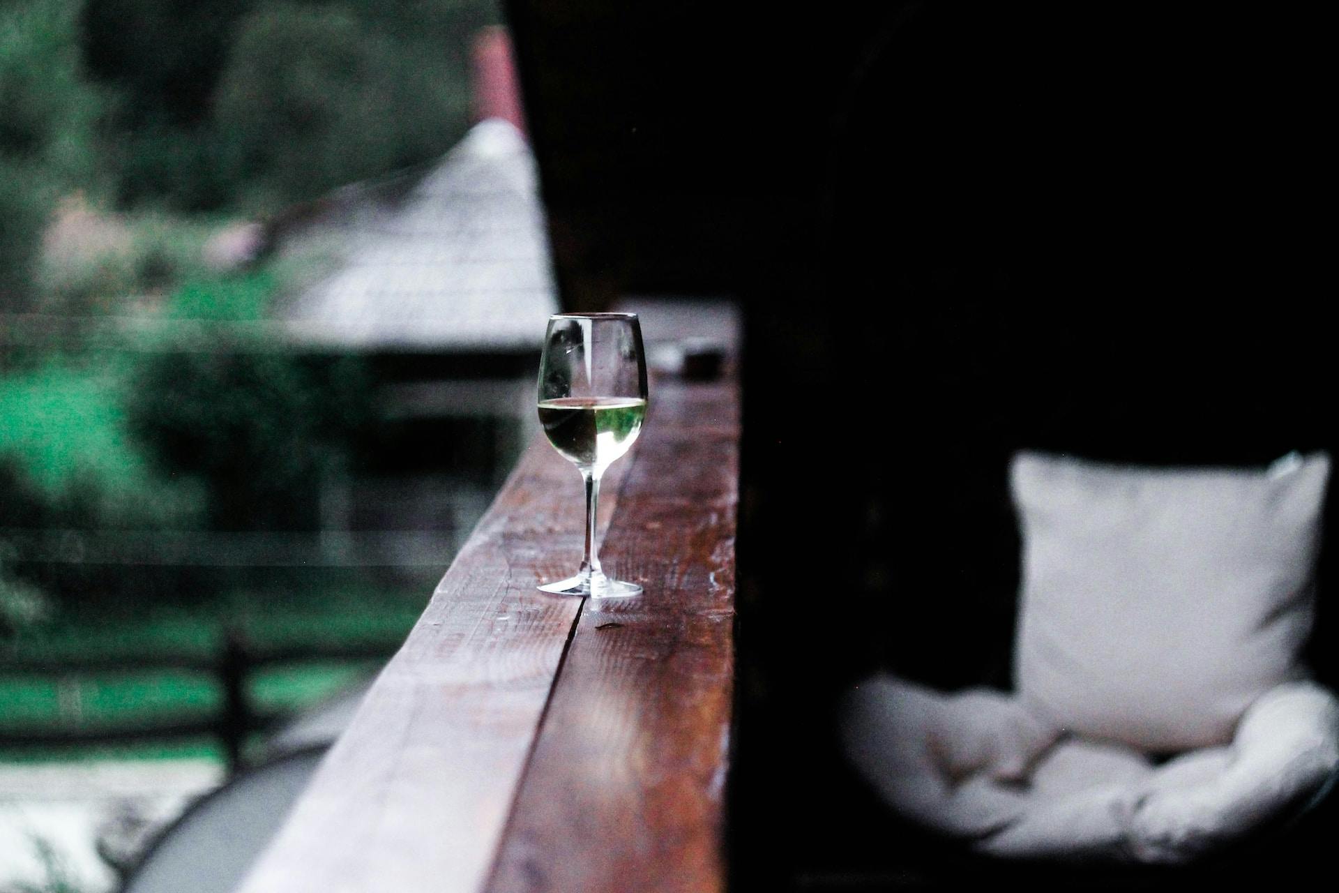 Weißwein Glas Auf Dem Balkon