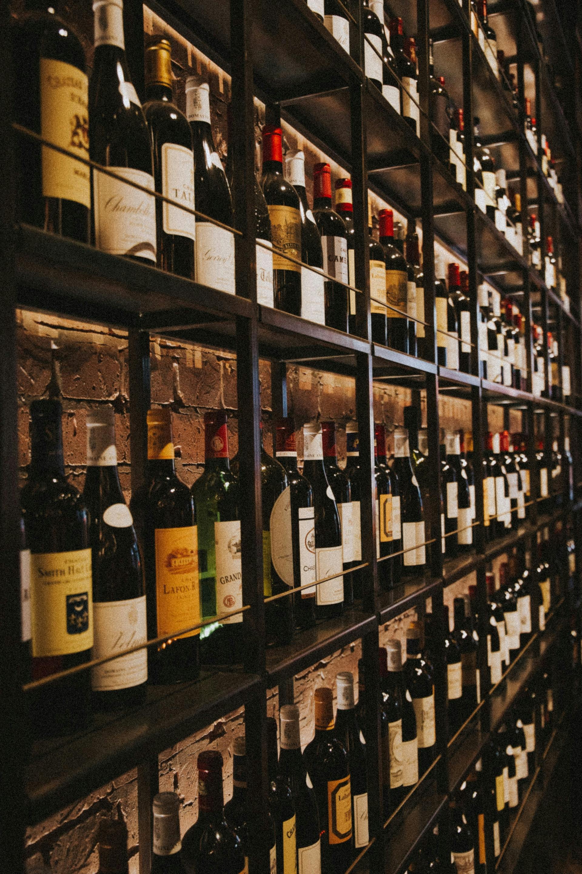 Viele verschiedene Weinflaschen stehen in einem Regal