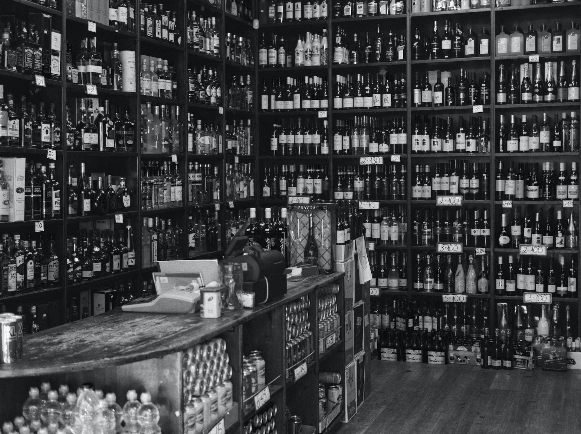 Schwarz-weiß Bild von Regalen voller Weinflaschen