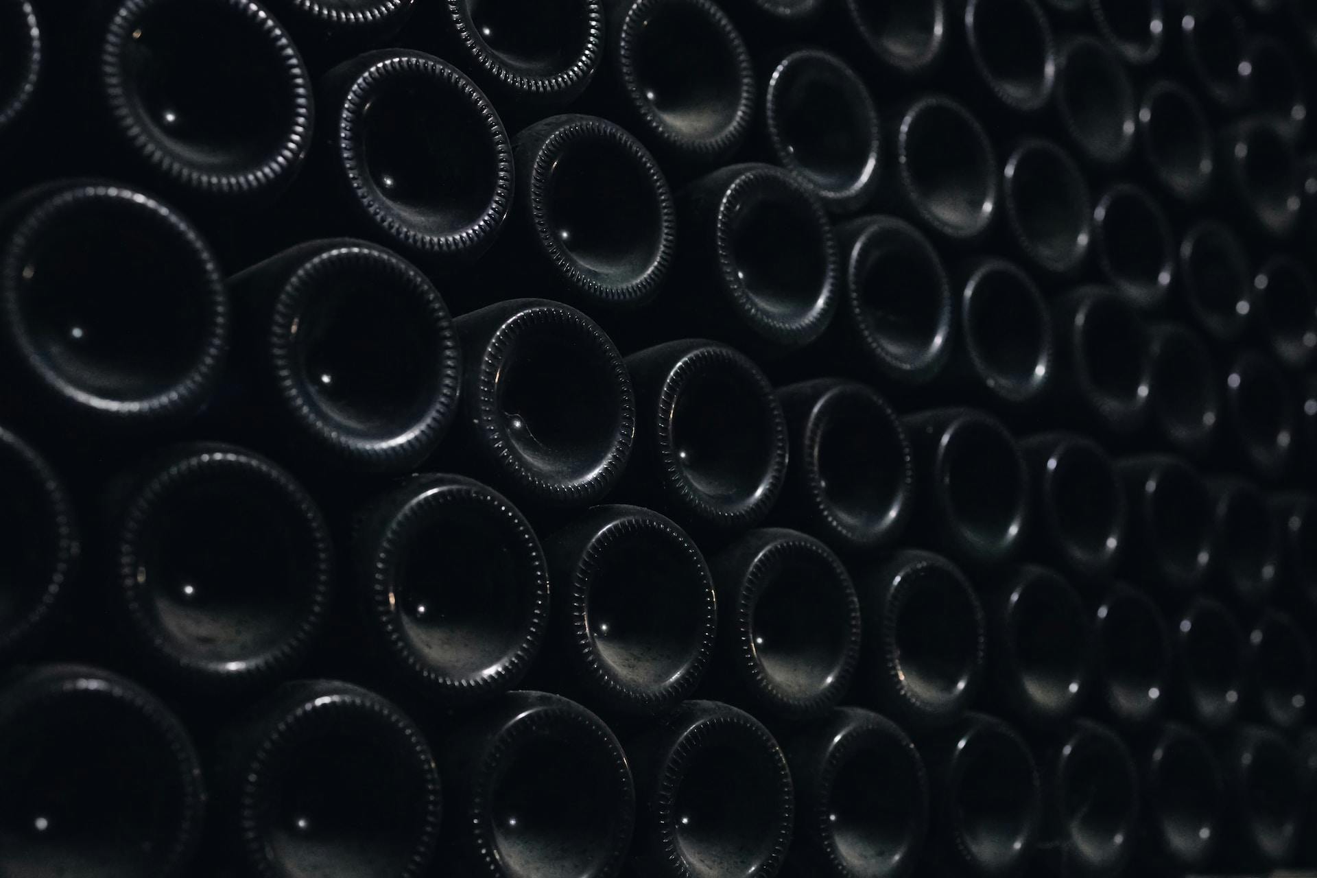 Viele Böden von schwarzen Weinflaschen übereinander